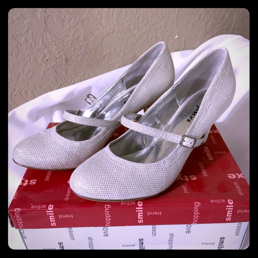 White Glitter Dress Shoe - Size 7.5 - Never Worn